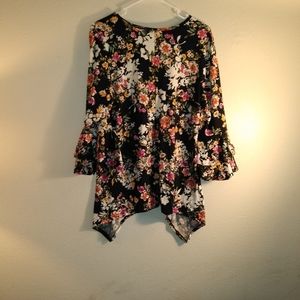 Very pretty pretty floral top from love made in the USA